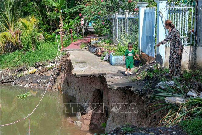 Sạt lở bờ sông Trà Nóc trên địa bàn phường Trà Nóc, quận Bình Thủy, thành phố Cần Thơ ảnh hưởng đường giao thông. Ảnh: Thanh Liêm - TTXVN