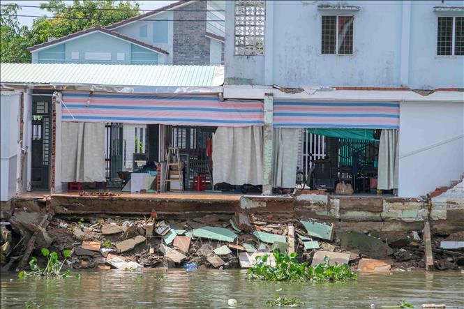 Những căn nhà chỉ còn một nửa do sạt lở tại quận Bình Thủy, thành phố Cần Thơ. Ảnh: Thanh Liêm - TTXVN