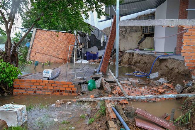 Hiện trường vụ sạt lở ảnh hưởng 10 căn nhà tại phường Long Hòa, quận Bình Thủy, thành phố Cần Thơ xảy ra cuối tháng 5/2024. Ảnh: Thanh Liêm - TTXVN