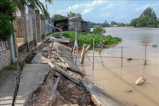 Một điểm sạt lở trên sông Ô Môn đoạn qua địa bàn quận Ô Môn, thành phố Cần Thơ ăn sát vào tường rào nhà dân. Ảnh: Thanh Liêm - TTXVN