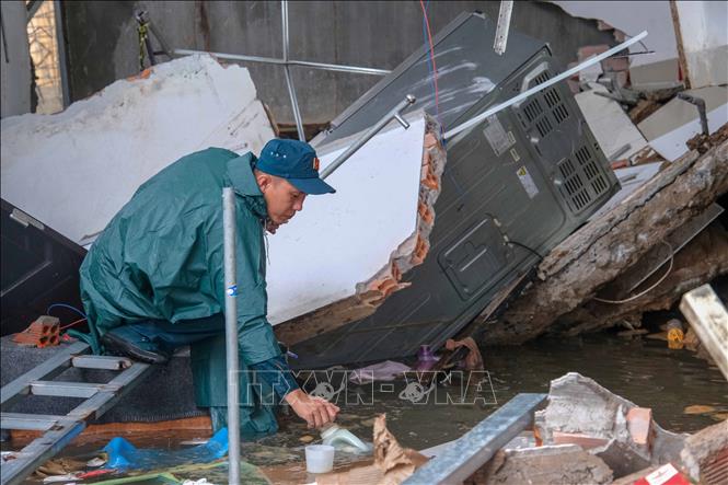 Một căn nhà bị sạt lở làm sụp xuống sông Bình Thủy, quận Bình Thủy, thành phố Cần Thơ. Ảnh: Thanh Liêm - TTXVN