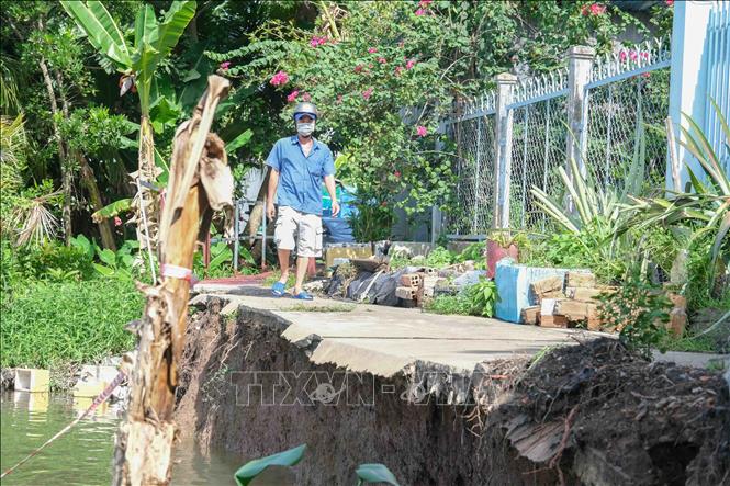 Bờ sông Trà Nóc, quận Bình Thủy, thành phố Cần Thơ xuất hiện nhiều điểm sạt lở nghiêm trọng, ảnh hưởng đến cuộc sống người dân. Ảnh: Thanh Liêm - TTXVN