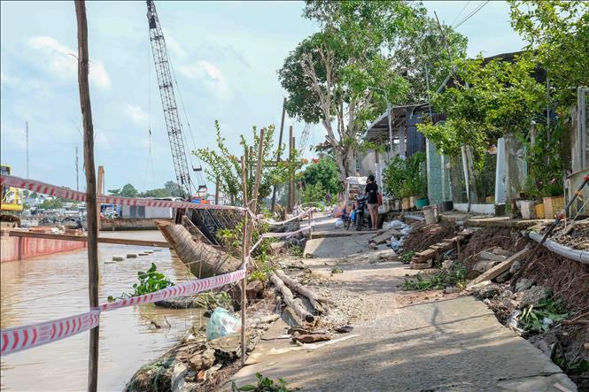 Tuyến đường giao thông ven sông Ô Môn, quận Ô Môn, thành phố Cần Thơ bị sạt lở làm sụp xuống sông. Ảnh: Thanh Liêm - TTXVN