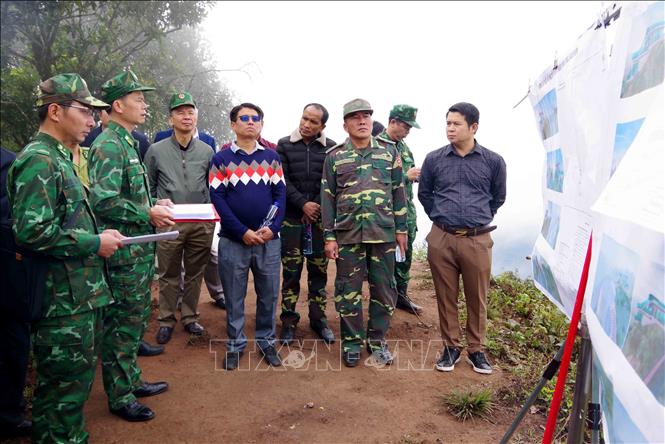 Quang cảnh buổi khảo sát, hội đàm trên thực địa. Ảnh: TTXVN phát