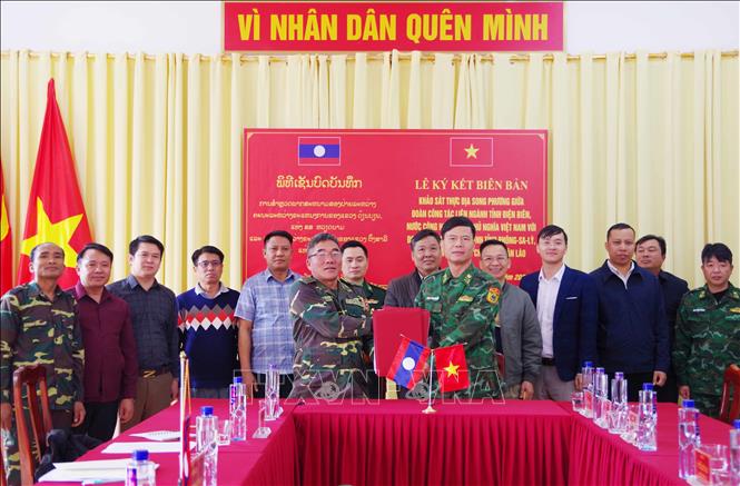 Hai bên ký và trao biên bản ghi nhớ sau hội đàm. Ảnh: TTXVN phát