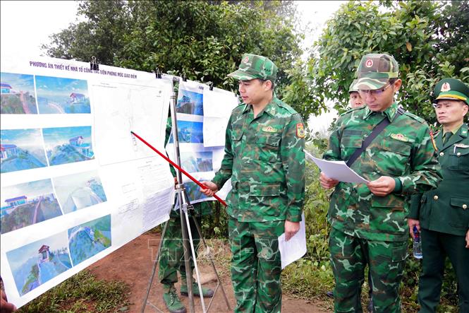 Thuyết trình vị trí dự kiến xây dựng trên bản thiết kế. Ảnh: TTXVN phát