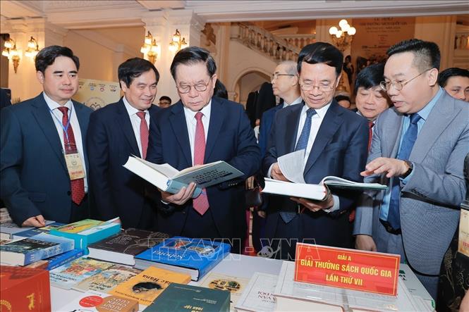 Đại biểu tham quan khu trưng bày sách đoạt giải. Ảnh: Minh Quyết - TTXVN