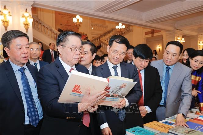 Đại biểu tham quan khu trưng bày sách đoạt giải. Ảnh: Minh Quyết - TTXVN