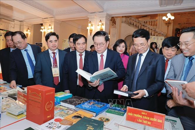 Đại biểu tham quan khu trưng bày sách đoạt giải. Ảnh: Minh Quyết - TTXVN