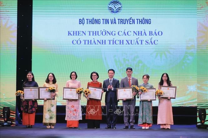 Bộ trưởng Bộ Thông tin và Truyền thông Nguyễn Mạnh Hùng trao tặng Bằng khen của Bộ trưởng cho các Nhà báo xuất sắc. Ảnh: Minh Quyết - TTXVN