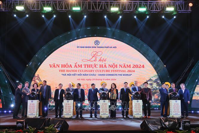 Các đại biểu thực hiện nghi lễ khai mạc Lễ hội văn hoá ẩm thực Hà Nội năm 2024. Ảnh: Hoàng Hiếu - TTXVN