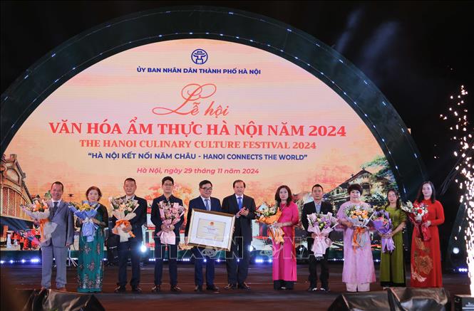 Thứ trưởng Bộ Văn hoá - Thể thao và Du lịch Tạ Quang Đông trao Quyết định Phở Hà Nội được ghi vào 