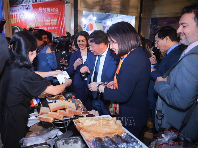 Các đại biểu tham quan các gian hàng với các món ăn quốc tế tại lễ hội. Ảnh: Hoàng Hiếu - TTXVN
