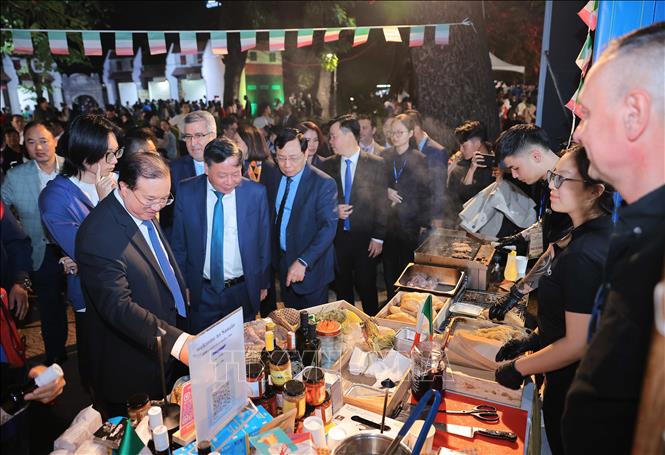 Các đại biểu tham quan các gian hàng với các món ăn quốc tế tại lễ hội. Ảnh: Hoàng Hiếu - TTXVN