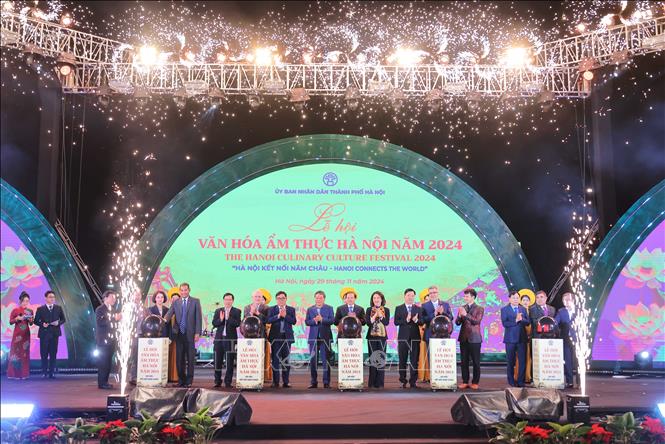Các đại biểu thực hiện nghi lễ khai mạc Lễ hội văn hoá ẩm thực Hà Nội năm 2024. Ảnh: Hoàng Hiếu - TTXVN