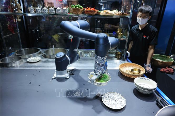 Phở số Hà Thành với máy móc chế biến phở lần đầu được giới thiệu đến công chúng. Ảnh: Hoàng Hiếu - TTXVN