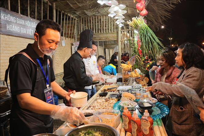 Người dân Thủ đô với món ăn phở Hà Nội. Ảnh: Hoàng Hiếu - TTXVN