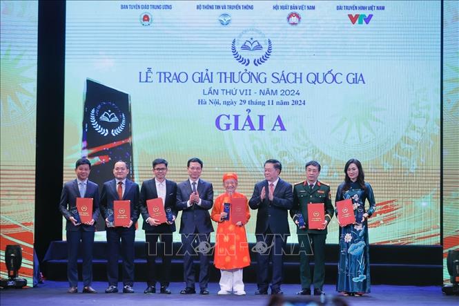 Trưởng Ban Tuyên giáo Trung ương Nguyễn Trọng Nghĩa và Bộ trưởng Bộ Thông tin và Truyền thông Nguyễn Mạnh Hùng trao giải A cho các tác giả, nhóm tác giả đoạt giải. Ảnh: Minh Quyết - TTXVN