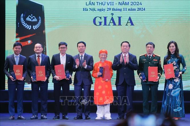 Trưởng Ban Tuyên giáo Trung ương Nguyễn Trọng Nghĩa và Bộ trưởng Bộ Thông tin và Truyền thông Nguyễn Mạnh Hùng trao giải A cho các tác giả, nhóm tác giả đoạt giải. Ảnh: Minh Quyết - TTXVN