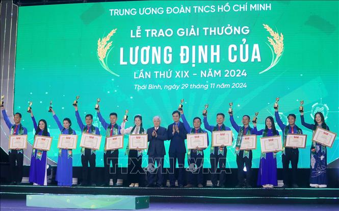 Chủ tịch Ủy ban Trung ương Mặt trận tổ quốc Việt Nam Đỗ Văn Chiến và Bí thư thứ Nhất Trung ương Đoàn Bùi Quang Huy trao giải thưởng Lương Định Của lần thứ XIX năm 2024. Ảnh: Thế Duyệt - TTXVN 
