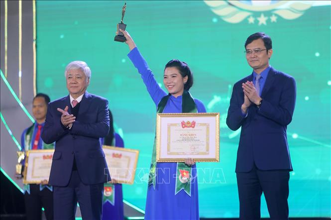 Chủ tịch Ủy ban Trung ương Mặt trận tổ quốc Việt Nam Đỗ Văn Chiến và Bí thư thứ Nhất Trung ương Đoàn Bùi Quang Huy trao giải thưởng Lương Định Của lần thứ XIX năm 2024. Ảnh: Thế Duyệt - TTXVN 
