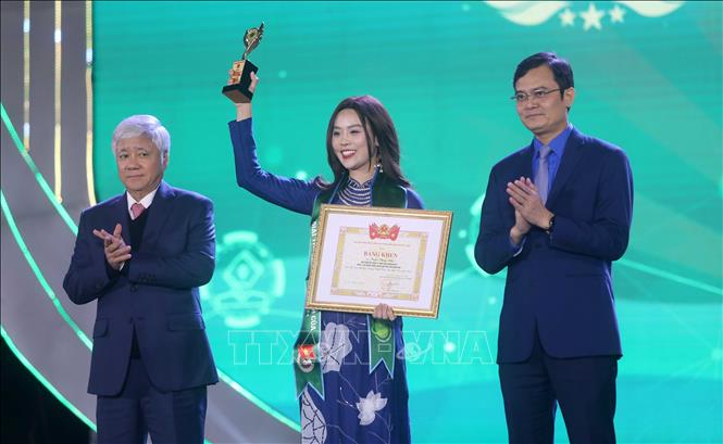 Chủ tịch Ủy ban Trung ương Mặt trận tổ quốc Việt Nam Đỗ Văn Chiến và Bí thư thứ Nhất Trung ương Đoàn Bùi Quang Huy trao giải thưởng Lương Định Của lần thứ XIX năm 2024. Ảnh: Thế Duyệt - TTXVN 
