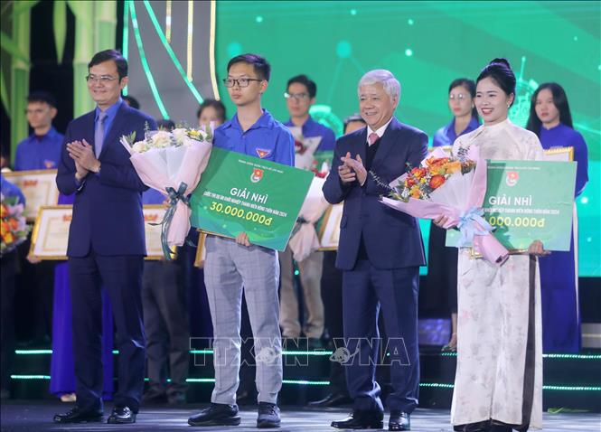 Chủ tịch Ủy ban Trung ương Mặt trận tổ quốc Việt Nam Đỗ Văn Chiến và Bí thư thứ Nhất Trung ương Đoàn Bùi Quang Huy trao giải Nhì vòng chung kết cuộc thi Dự án khởi nghiệp thanh niên nông thôn năm 2024 cho các cá nhân. Ảnh: Thế Duyệt - TTXVN 