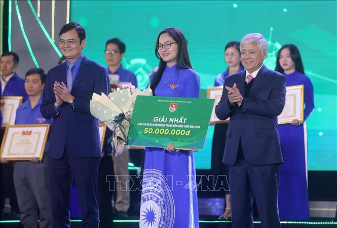 Chủ tịch Ủy ban Trung ương Mặt trận tổ quốc Việt Nam Đỗ Văn Chiến và Bí thư thứ Nhất Trung ương Đoàn Bùi Quang Huy trao giải Nhất vòng chung kết cuộc thi Dự án khởi nghiệp thanh niên nông thôn năm 2024. Ảnh: Thế Duyệt - TTXVN 