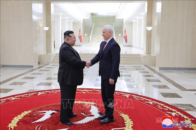 Nhà lãnh đạo Triều Tiên Kim Jong-un (trái) tiếp Bộ trưởng Quốc phòng Nga Andrei Belousov đang trong chuyến thăm và làm việc tại Bình Nhưỡng, ngày 29/11/2024. Ảnh: Yonhap/TTXVN