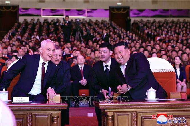 Nhà lãnh đạo Triều Tiên Kim Jong-un (phải, hàng đầu) và Bộ trưởng Quốc phòng Nga Andrei Belousov (trái, hàng đầu) dự một sự kiện tại Bình Nhưỡng, ngày 29/11/2024. Ảnh: Yonhap/TTXVN