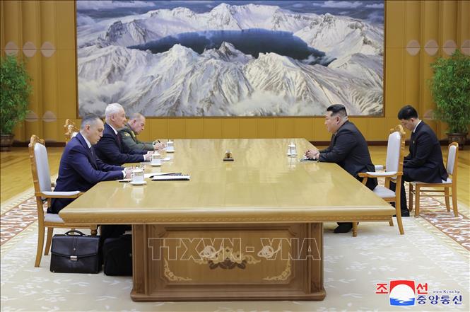 Nhà lãnh đạo Triều Tiên Kim Jong-un (thứ 2, phải) tiếp Bộ trưởng Quốc phòng Nga Andrei Belousov (thứ 2, trái) đang trong chuyến thăm và làm việc tại Bình Nhưỡng, ngày 29/11/2024. Ảnh: KCNA/TTXVN