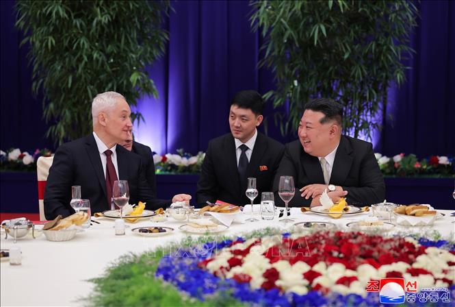 Nhà lãnh đạo Triều Tiên Kim Jong-un (phải) tiếp Bộ trưởng Quốc phòng Nga Andrei Belousov (trái) đang trong chuyến thăm và làm việc tại Bình Nhưỡng, ngày 29/11/2024. Ảnh: KCNA/TTXVN