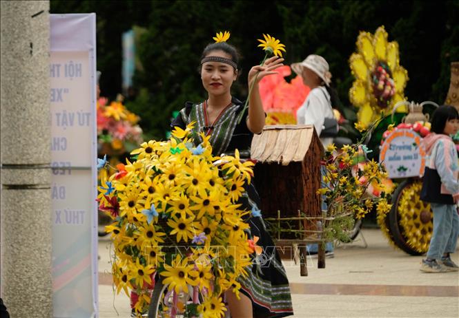 Cô giáo mầm non hóa thân thành sơn nữ duyên dáng trong bộ váy thổ cẩm truyền thống. Ảnh: Nguyễn Dũng – TTXVN