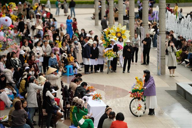 Hội thi “Trang trí xe đạp hoa từ vật liệu tái chế” chào mừng Festival hoa Đà Lạt năm 2024 tại quảng trường Lâm Viên (thành phố Đà Lạt) thu hút đông đảo người dân, du khách tham dự. Ảnh: Nguyễn Dũng – TTXVN