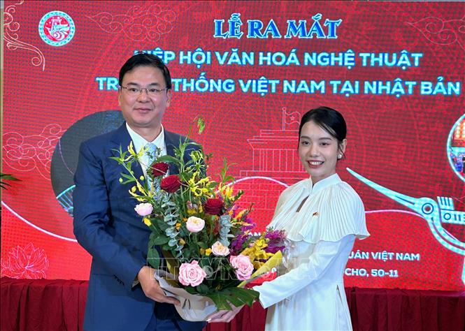 Đại sứ Việt Nam tại Nhật Bản Phạm Quang Hiệu chúc mừng bà Đỗ Khánh Hân, Chủ tịch Hiệp hội Văn hóa Nghệ thuật truyền thống Việt Nam tại Nhật Bản. Ảnh: Nguyễn Tuyến - PV TTXVN tại Nhật Bản
