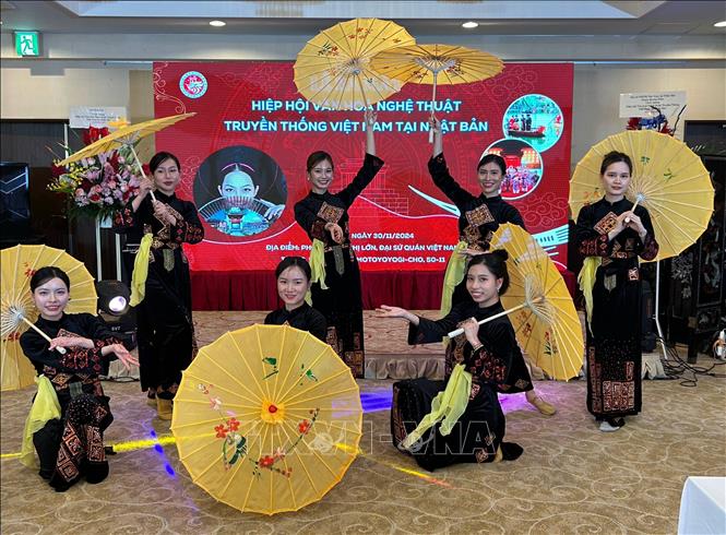 Các hội viên biểu diễn nghệ thuật chào mừng thành lập Hiệp hội Văn hóa Nghệ thuật truyền thống Việt Nam tại Nhật Bản. Ảnh: Nguyễn Tuyến - PV TTXVN tại Nhật Bản
