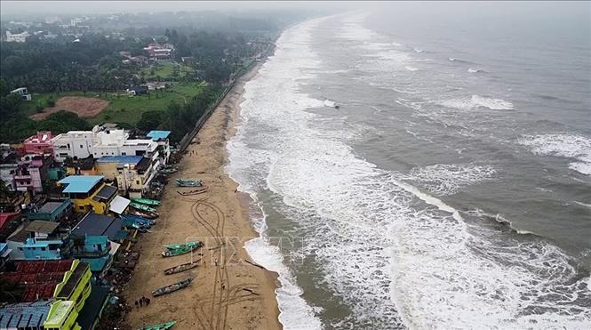 Sóng lớn tại bờ biển Mahabalipuram, bang Tamil Nadu, Ấn Độ khi bão Fengal chuẩn bị đổ bộ, ngày 29/11/2024. Ảnh: ANI/TTXVN