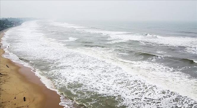 Sóng lớn tại bờ biển Mahabalipuram, bang Tamil Nadu, Ấn Độ khi bão Fengal chuẩn bị đổ bộ, ngày 29/11/2024. Ảnh: ANI/TTXVN