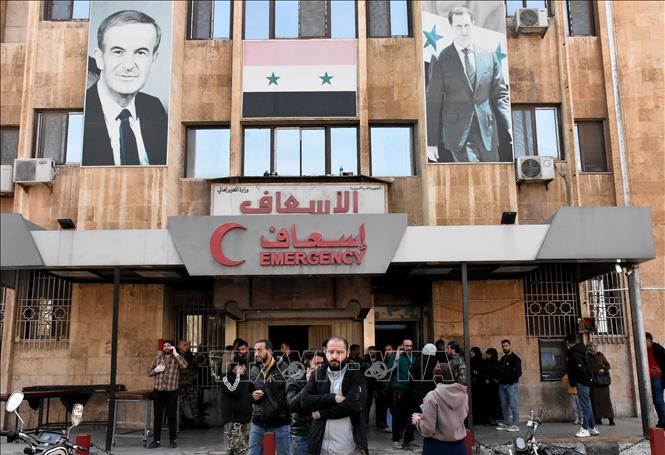 Người thân chờ thông tin bên ngoài một bệnh viện ở thành phố Aleppo, Syria sau khi phiến quân nã pháo vào một trường học làm ít nhất 4 người thiệt mạng, nhiều sinh viên bị thương, ngày 29/11/2024. Ảnh: THX/TTXVN