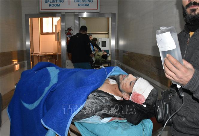 Điều trị cho người bị thương tại một bệnh viện ở thành phố Aleppo, Syria, sau khi phiến quân nã pháo vào một trường học làm ít nhất 4 người thiệt mạng, nhiều sinh viên bị thương, ngày 29/11/2024. Ảnh: THX/TTXVN