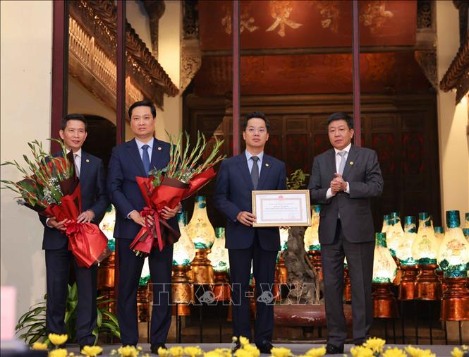 Khen thưởng các tập thể, cá nhân có nhiều thành tích và đóng góp trong công tác bảo tồn và phát triển Phố cổ Hà Nội. Ảnh: Thanh Tùng - TTXVN