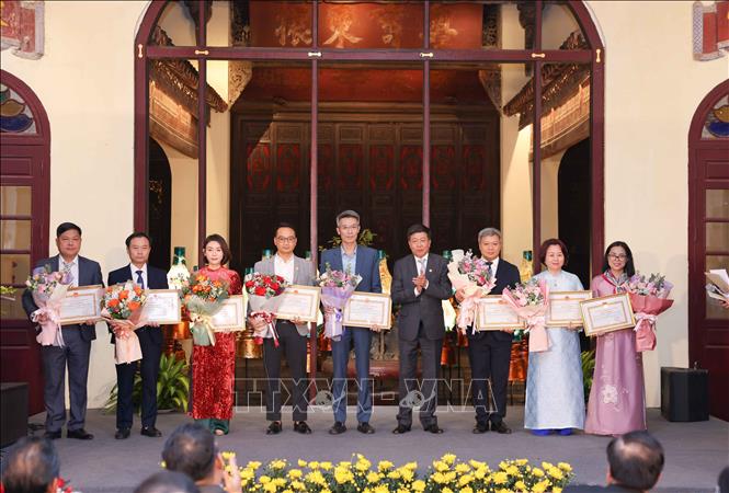 Khen thưởng các tập thể, cá nhân có nhiều thành tích và đóng góp trong công tác bảo tồn và phát triển Phố cổ Hà Nội. Ảnh: Thanh Tùng - TTXVN