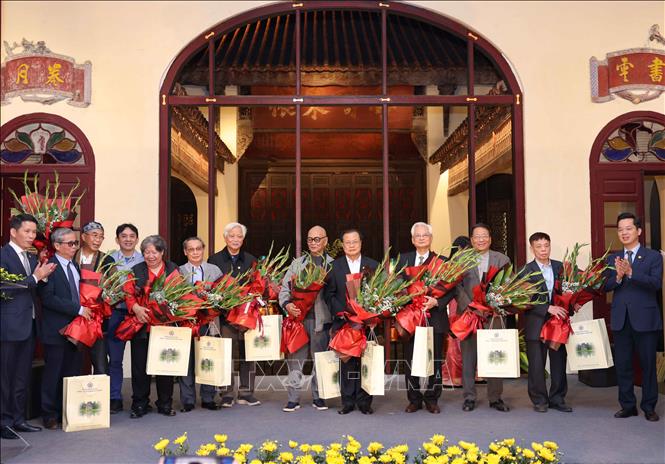 Tặng hoa tri ân các cá nhân có nhiều đóng góp trong công tác bảo tồn và phát triển Phố cổ Hà Nội. Ảnh: Thanh Tùng - TTXVN