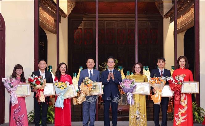 Khen thưởng các tập thể, cá nhân có nhiều thành tích và đóng góp trong công tác bảo tồn và phát triển Phố cổ Hà Nội. Ảnh: Thanh Tùng - TTXVN