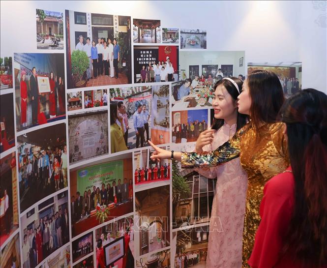 Đại biểu tham quan triển lãm, trưng bày Phố cổ Hà Nội 20 năm đón Bằng xếp hạng Di tích lịch sử Quốc gia. Ảnh: Thanh Tùng - TTXVN