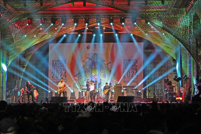 Ban nhạc Bức Tường biểu diễn tại đêm khai mạc Liên hoan Âm nhạc ASEAN - Ấn Độ 2024. Ảnh: Ngọc Thúy - PV TTXVN tại Ấn Độ