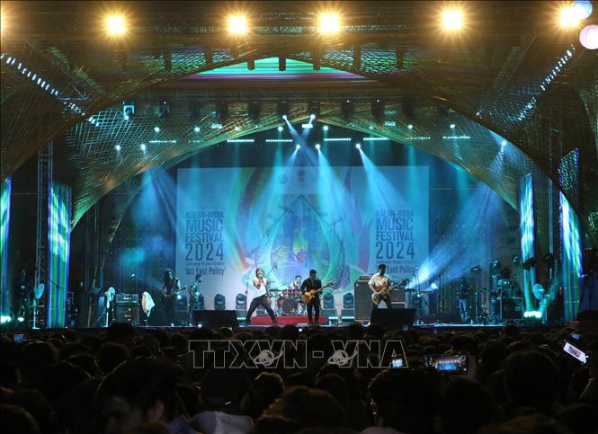 Ban nhạc Bức Tường biểu diễn tại đêm khai mạc Liên hoan Âm nhạc ASEAN - Ấn Độ 2024. Ảnh: Ngọc Thúy - PV TTXVN tại Ấn Độ