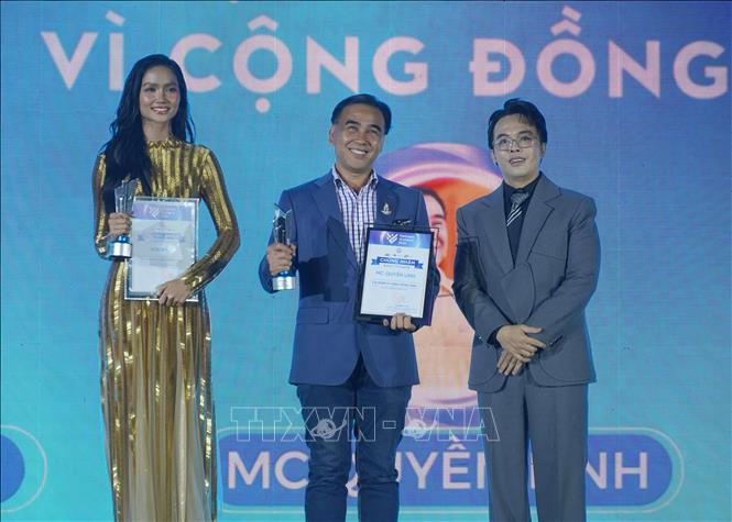 Nghệ sỹ Quyền Linh giành giải tại hạng mục Cá nhân vì cộng đồng. Ảnh: Thu Hương - TTXVN   
