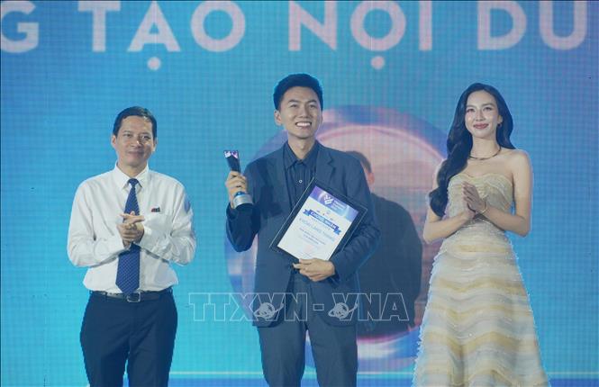 Anh Đinh Võ Hoài Phương (tên thường gọi Khoai Lang Thang) nhận giải thưởng tại hạng mục Nhà sáng tạo nội dung của năm. Ảnh: Thu Hương - TTXVN