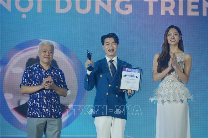 Hạng mục Nhà sáng tạo nội dung triển vọng được trao cho Ninh Anh Bùi. Ảnh: Thu Hương - TTXVN